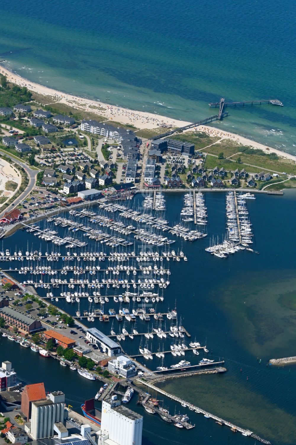 Luftbild Heiligenhafen - Yachthafen mit Sportboot- Anlegestellen und Bootsliegeplätzen am Uferbereich der Ostsee in Heiligenhafen im Bundesland Schleswig-Holstein