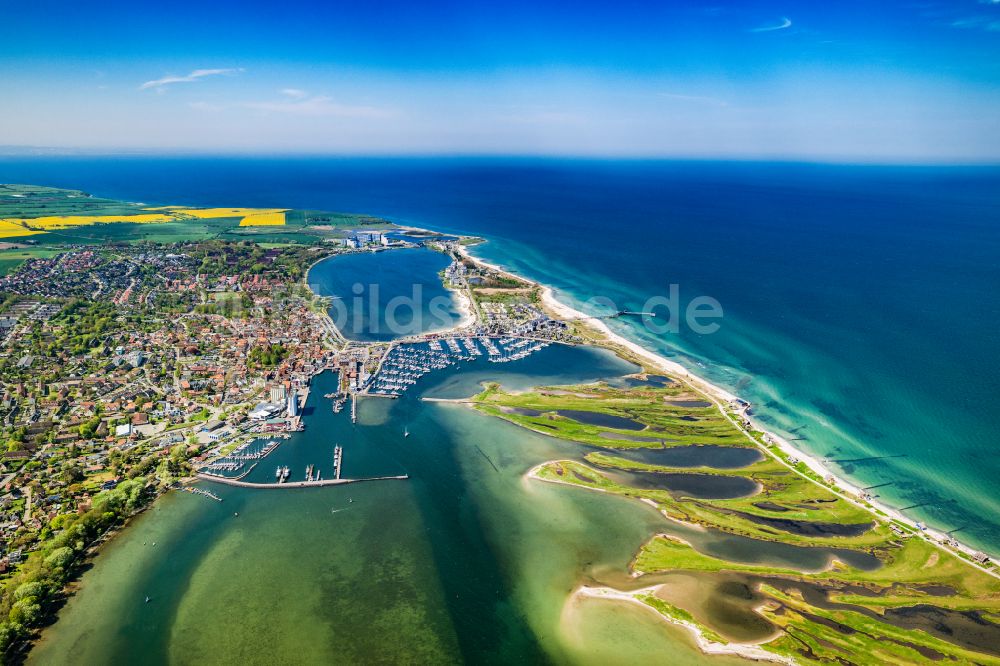 Luftbild Heiligenhafen - Yachthafen mit Sportboot- Anlegestellen und Bootsliegeplätzen am Uferbereich der Ostsee in Heiligenhafen im Bundesland Schleswig-Holstein