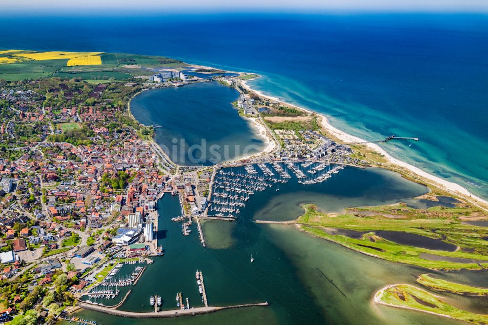 Luftaufnahme Heiligenhafen - Yachthafen mit Sportboot- Anlegestellen und Bootsliegeplätzen am Uferbereich der Ostsee in Heiligenhafen im Bundesland Schleswig-Holstein