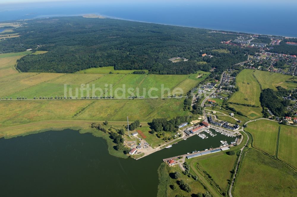 Karlshagen aus der Vogelperspektive: Yachthafen mit Sportboot- Anlegestellen und Bootsliegeplätzen am Uferbereich der Ostsee in Karlshagen im Bundesland Mecklenburg-Vorpommern