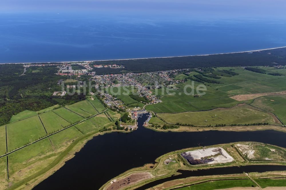 Karlshagen von oben - Yachthafen mit Sportboot- Anlegestellen und Bootsliegeplätzen am Uferbereich der Ostsee in Karlshagen im Bundesland Mecklenburg-Vorpommern