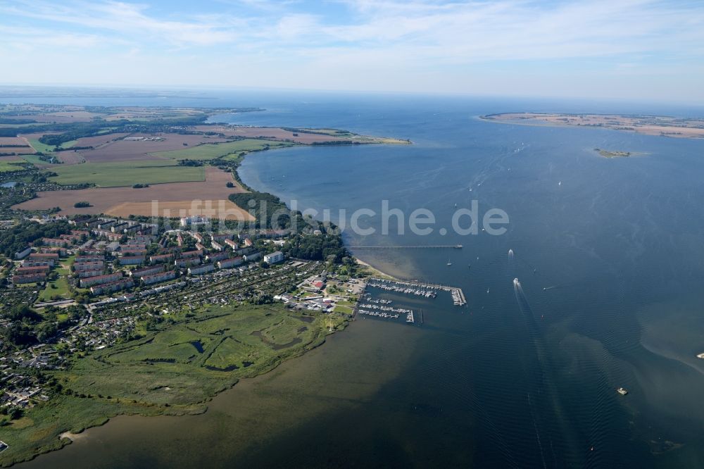 Wismar aus der Vogelperspektive: Yachthafen mit Sportboot- Anlegestellen und Bootsliegeplätzen am Uferbereich der Ostsee in Wismar im Bundesland Mecklenburg-Vorpommern