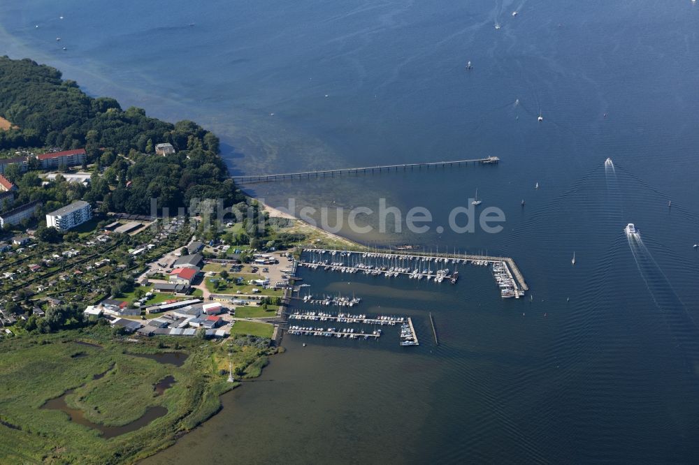 Luftbild Wismar - Yachthafen mit Sportboot- Anlegestellen und Bootsliegeplätzen am Uferbereich der Ostsee in Wismar im Bundesland Mecklenburg-Vorpommern