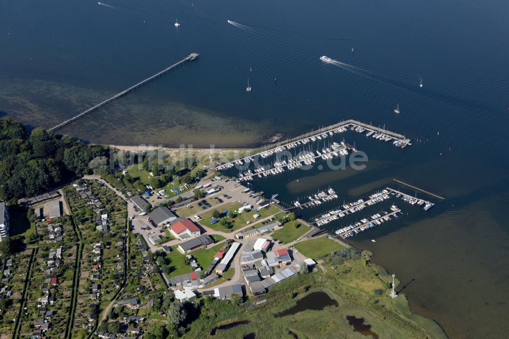 Luftaufnahme Wismar - Yachthafen mit Sportboot- Anlegestellen und Bootsliegeplätzen am Uferbereich der Ostsee in Wismar im Bundesland Mecklenburg-Vorpommern