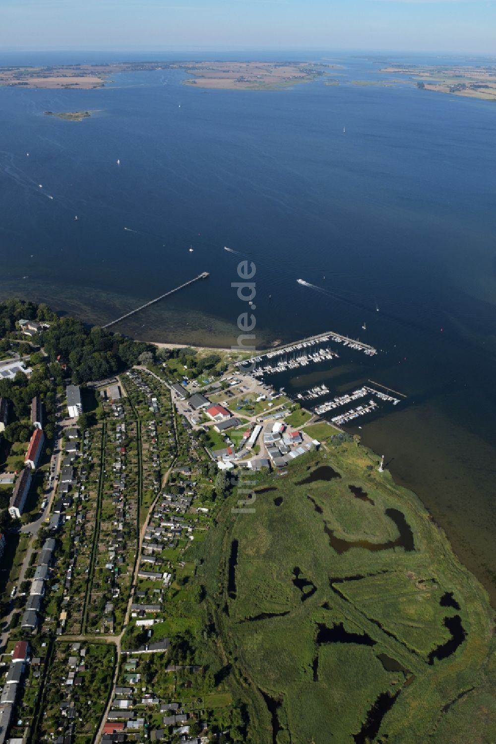 Luftbild Wismar - Yachthafen mit Sportboot- Anlegestellen und Bootsliegeplätzen am Uferbereich der Ostsee in Wismar im Bundesland Mecklenburg-Vorpommern