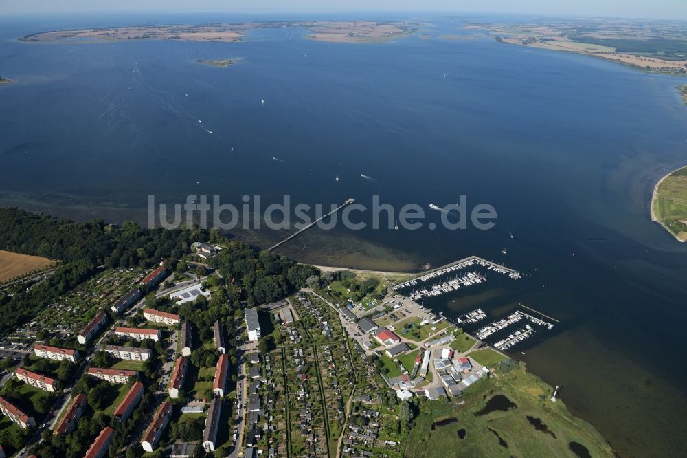 Luftaufnahme Wismar - Yachthafen mit Sportboot- Anlegestellen und Bootsliegeplätzen am Uferbereich der Ostsee in Wismar im Bundesland Mecklenburg-Vorpommern