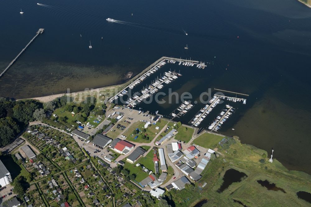 Wismar von oben - Yachthafen mit Sportboot- Anlegestellen und Bootsliegeplätzen am Uferbereich der Ostsee in Wismar im Bundesland Mecklenburg-Vorpommern