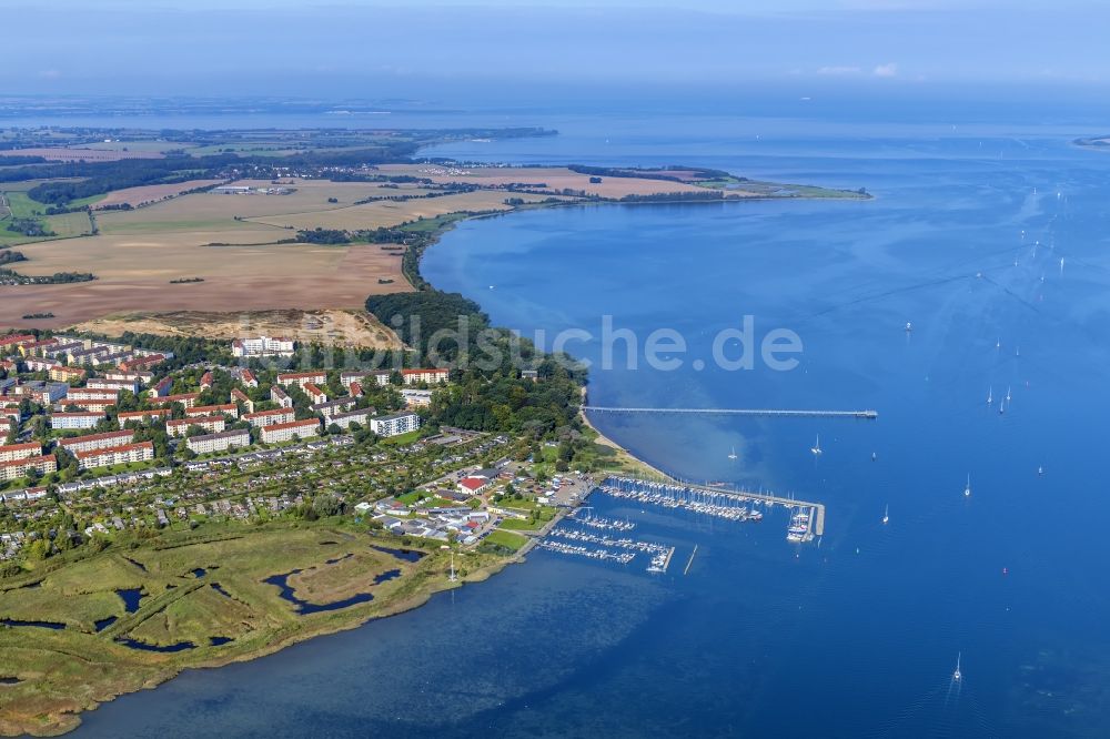 Wismar aus der Vogelperspektive: Yachthafen mit Sportboot- Anlegestellen und Bootsliegeplätzen am Uferbereich der Ostsee in Wismar im Bundesland Mecklenburg-Vorpommern