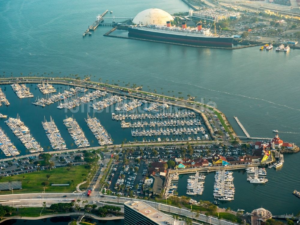 Long Beach von oben - Yachthafen mit Sportboot- Anlegestellen und Bootsliegeplätzen am Uferbereich der Pazifikküste in Long Beach in Kalifornien, USA