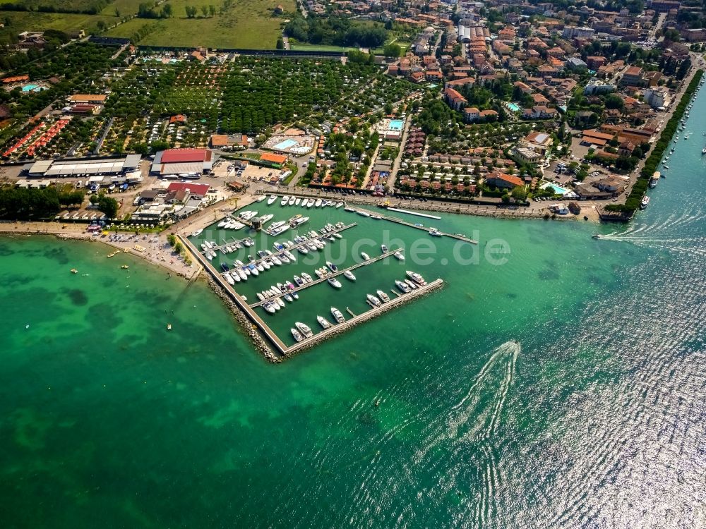 Luftbild Peschiera del Garda - Yachthafen mit Sportboot- Anlegestellen und Bootsliegeplätzen am Uferbereich in Peschiera del Garda in Veneto, Italien