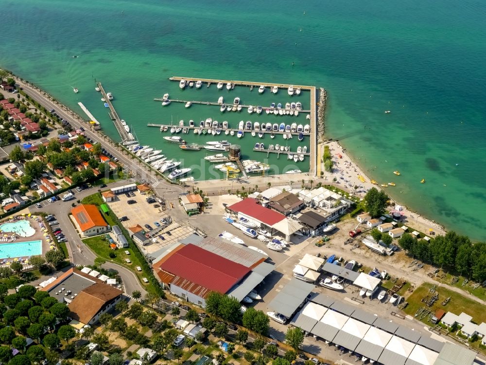 Luftaufnahme Peschiera del Garda - Yachthafen mit Sportboot- Anlegestellen und Bootsliegeplätzen am Uferbereich in Peschiera del Garda in Veneto, Italien