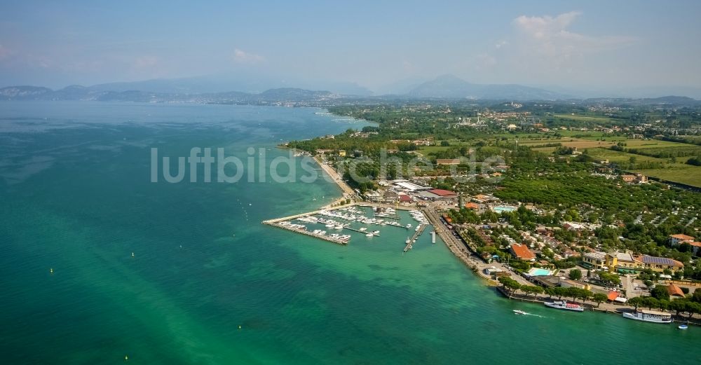 Luftbild Peschiera del Garda - Yachthafen mit Sportboot- Anlegestellen und Bootsliegeplätzen am Uferbereich in Peschiera del Garda in Veneto, Italien