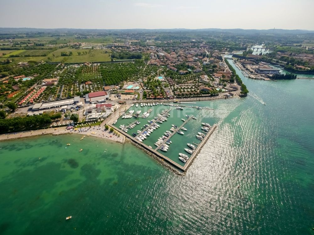 Luftaufnahme Peschiera del Garda - Yachthafen mit Sportboot- Anlegestellen und Bootsliegeplätzen am Uferbereich in Peschiera del Garda in Veneto, Italien