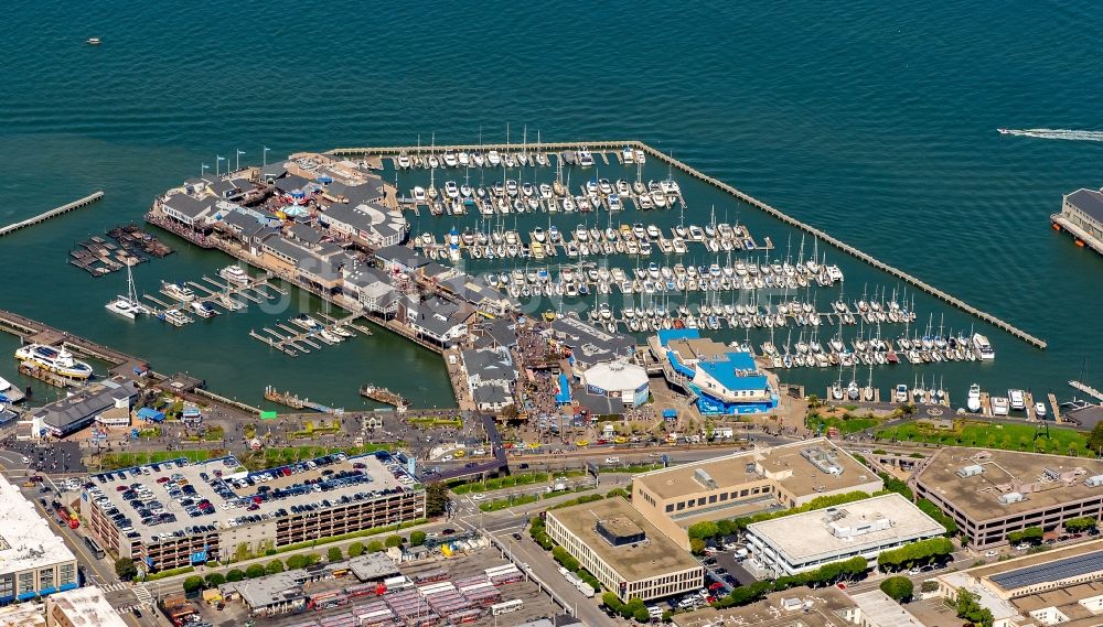 San Francisco von oben - Yachthafen mit Sportboot- Anlegestellen und Bootsliegeplätzen am Uferbereich PIER 39 Beach Street in San Francisco in Kalifornien, USA