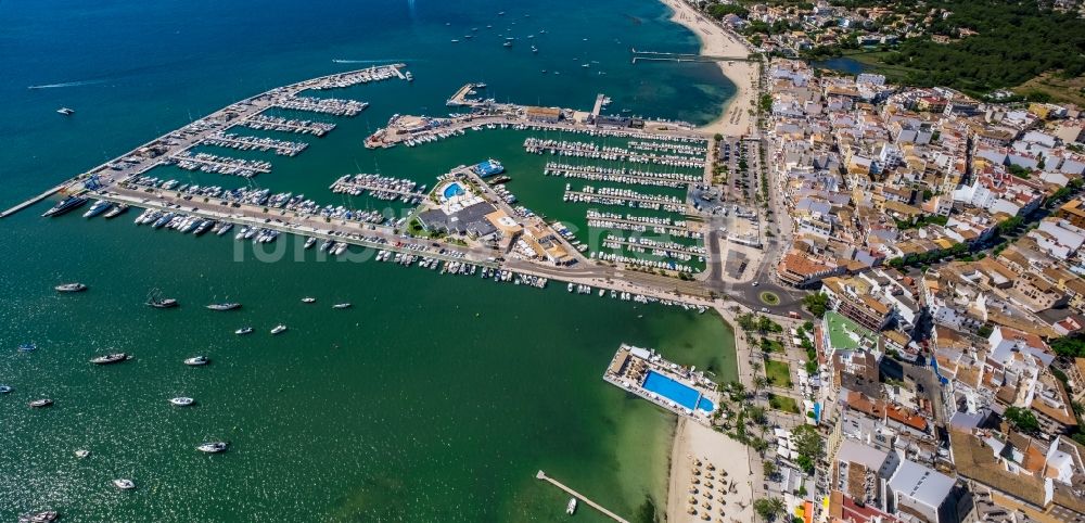 Luftbild Port de Pollenca - Yachthafen mit Sportboot- Anlegestellen und Bootsliegeplätzen am Uferbereich in Port de Pollenca in Balearische Insel Mallorca, Spanien