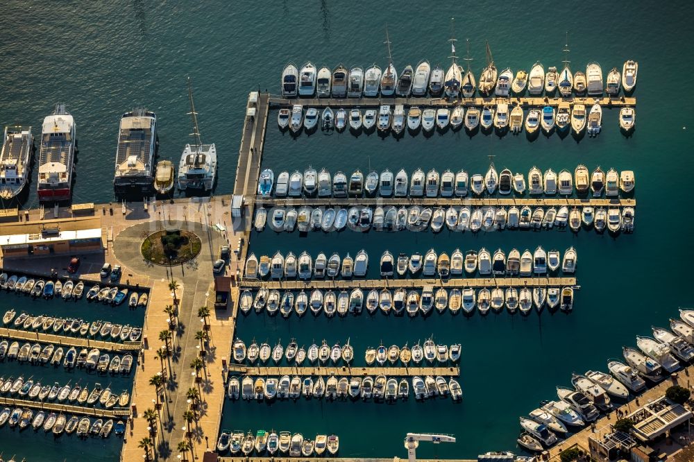 Luftbild Soller - Yachthafen mit Sportboot- Anlegestellen und Bootsliegeplätzen am Uferbereich Port de Sóller in Soller auf der balearischen Mittelmeerinsel Mallorca, Spanien