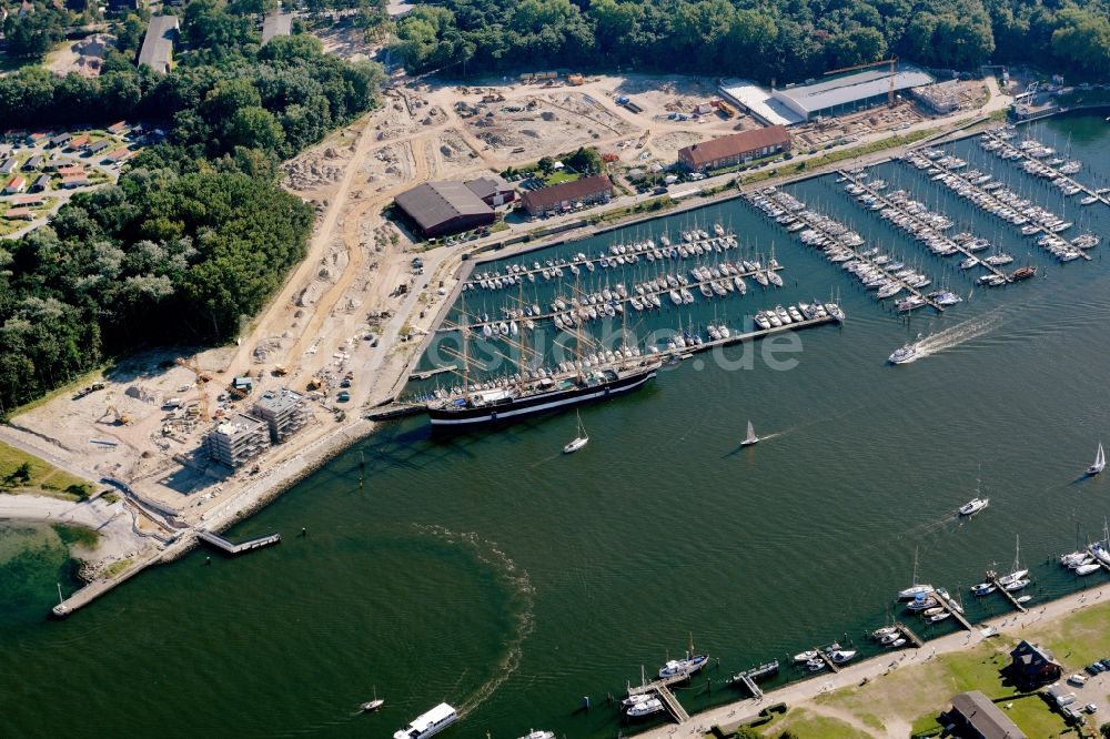 Luftaufnahme Travemünde - Yachthafen mit Sportboot- Anlegestellen und Bootsliegeplätzen am Uferbereich der Priwallpromenade in Travemünde im Bundesland Schleswig-Holstein