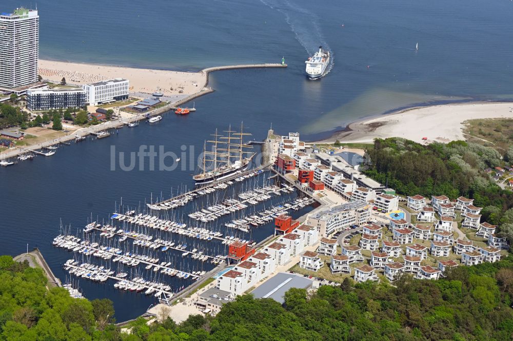 Luftaufnahme Priwall - Yachthafen mit Sportboot- Anlegestellen und Bootsliegeplätzen am Uferbereich der Priwallpromenade in Travemünde im Bundesland Schleswig-Holstein