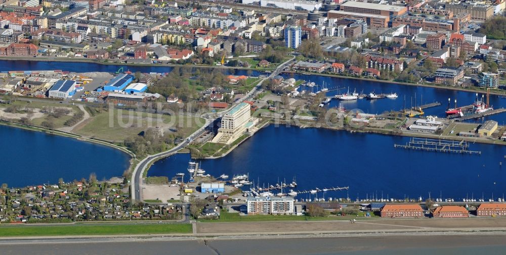 Luftbild Wilhelmshaven - Yachthafen mit Sportboot- Anlegestellen und Bootsliegeplätzen am Uferbereich des Pumpwerk Kulturzentrum in Wilhelmshaven im Bundesland Niedersachsen