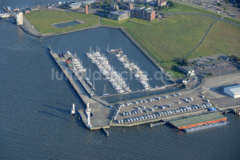 Luftaufnahme Cuxhaven - Yachthafen mit Sportboot- Anlegestellen und Bootsliegeplätzen am Uferbereich der Reederei Cassen Eils GmbH Bei der Alten Liebe in Cuxhaven im Bundesland Niedersachsen