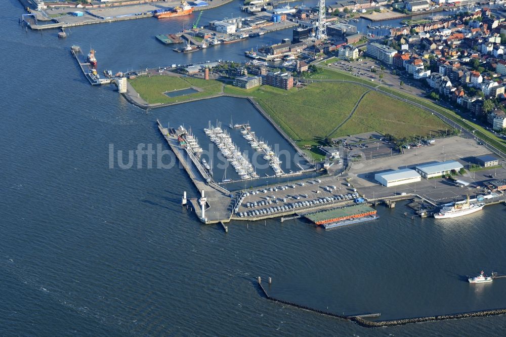 Cuxhaven von oben - Yachthafen mit Sportboot- Anlegestellen und Bootsliegeplätzen am Uferbereich der Reederei Cassen Eils GmbH Bei der Alten Liebe in Cuxhaven im Bundesland Niedersachsen