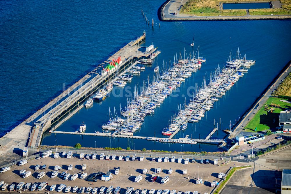 Luftaufnahme Cuxhaven - Yachthafen mit Sportboot- Anlegestellen und Bootsliegeplätzen am Uferbereich der Reederei Cassen Eils GmbH Bei der Alten Liebe in Cuxhaven im Bundesland Niedersachsen