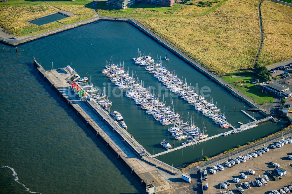 Cuxhaven von oben - Yachthafen mit Sportboot- Anlegestellen und Bootsliegeplätzen am Uferbereich der Reederei Cassen Eils GmbH Bei der Alten Liebe in Cuxhaven im Bundesland Niedersachsen