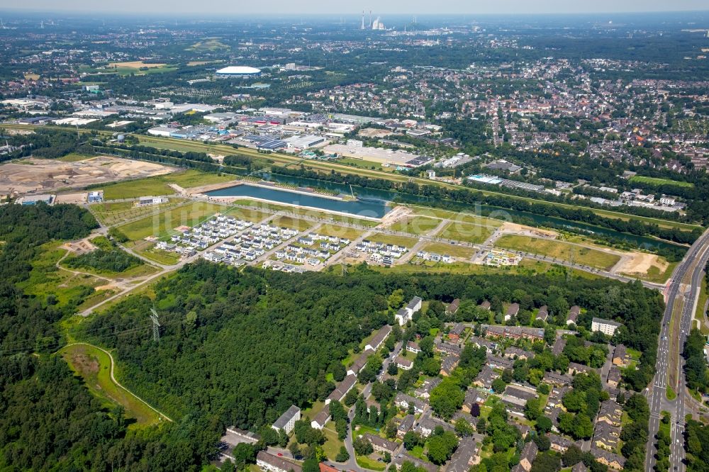 Luftaufnahme Gelsenkirchen - Yachthafen mit Sportboot- Anlegestellen und Bootsliegeplätzen am Uferbereich des Rhein-Herne-Kanal in Gelsenkirchen im Bundesland Nordrhein-Westfalen