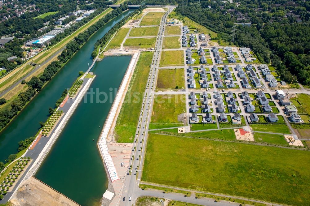 Luftaufnahme Gelsenkirchen - Yachthafen mit Sportboot- Anlegestellen und Bootsliegeplätzen am Uferbereich des Rhein-Herne-Kanal in Gelsenkirchen im Bundesland Nordrhein-Westfalen