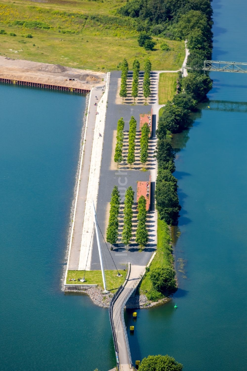 Luftbild Gelsenkirchen - Yachthafen mit Sportboot- Anlegestellen und Bootsliegeplätzen am Uferbereich des Rhein-Herne-Kanal in Gelsenkirchen im Bundesland Nordrhein-Westfalen