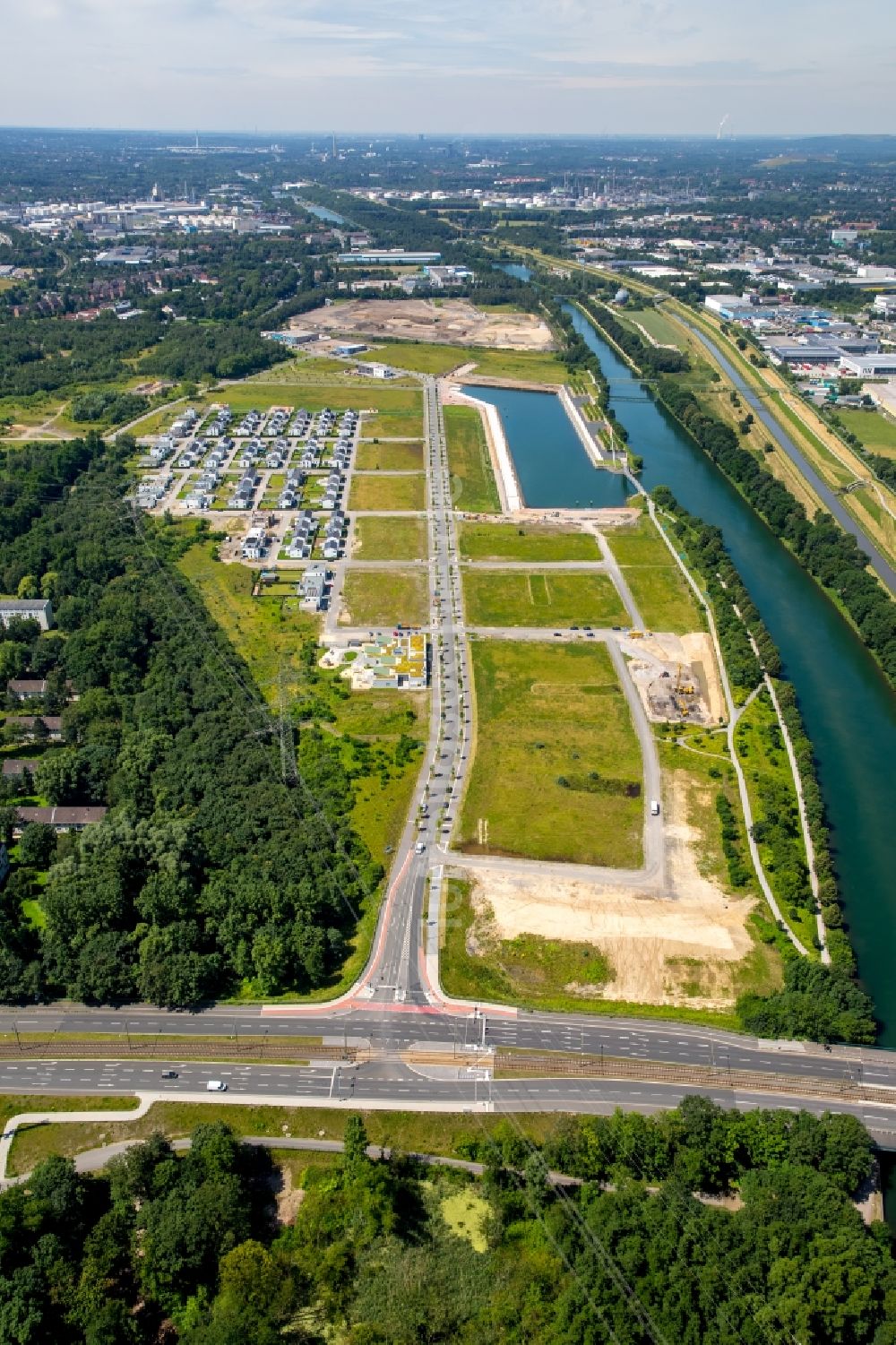 Luftaufnahme Gelsenkirchen - Yachthafen mit Sportboot- Anlegestellen und Bootsliegeplätzen am Uferbereich des Rhein-Herne-Kanal in Gelsenkirchen im Bundesland Nordrhein-Westfalen