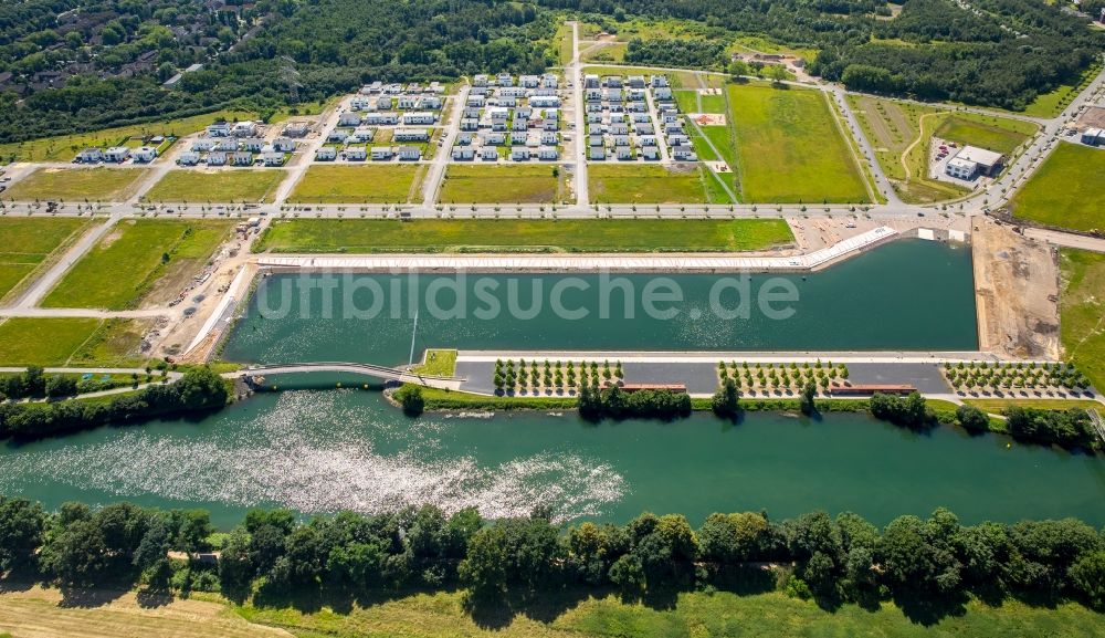 Luftbild Gelsenkirchen - Yachthafen mit Sportboot- Anlegestellen und Bootsliegeplätzen am Uferbereich des Rhein-Herne-Kanal in Gelsenkirchen im Bundesland Nordrhein-Westfalen