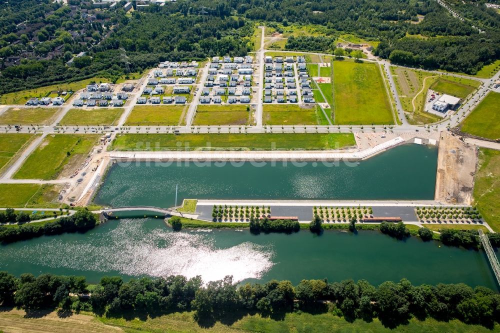 Luftaufnahme Gelsenkirchen - Yachthafen mit Sportboot- Anlegestellen und Bootsliegeplätzen am Uferbereich des Rhein-Herne-Kanal in Gelsenkirchen im Bundesland Nordrhein-Westfalen