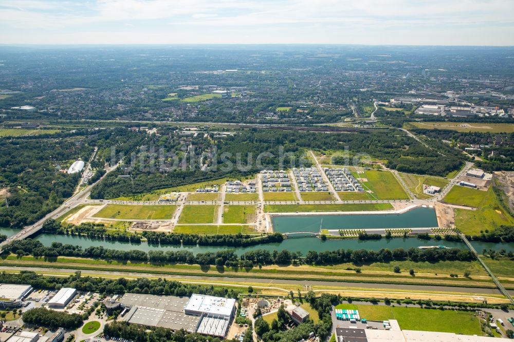 Luftaufnahme Gelsenkirchen - Yachthafen mit Sportboot- Anlegestellen und Bootsliegeplätzen am Uferbereich des Rhein-Herne-Kanal in Gelsenkirchen im Bundesland Nordrhein-Westfalen