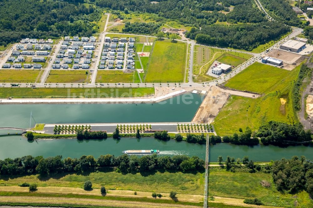 Gelsenkirchen aus der Vogelperspektive: Yachthafen mit Sportboot- Anlegestellen und Bootsliegeplätzen am Uferbereich des Rhein-Herne-Kanal in Gelsenkirchen im Bundesland Nordrhein-Westfalen