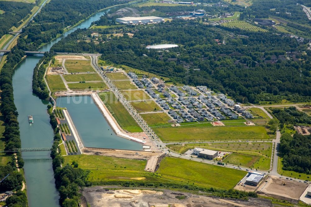 Luftbild Gelsenkirchen - Yachthafen mit Sportboot- Anlegestellen und Bootsliegeplätzen am Uferbereich des Rhein-Herne-Kanal in Gelsenkirchen im Bundesland Nordrhein-Westfalen