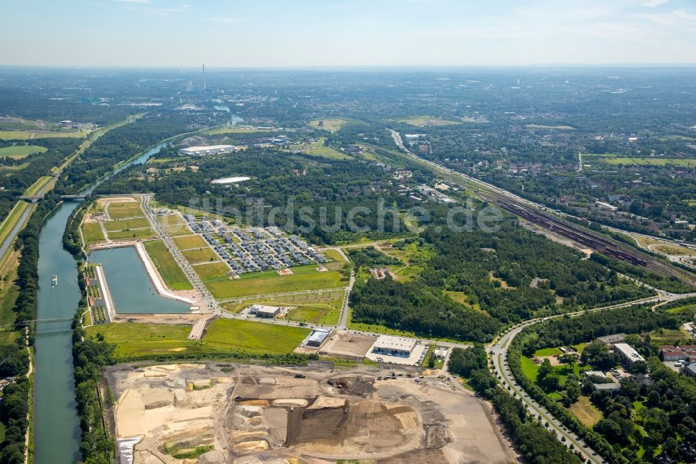 Luftaufnahme Gelsenkirchen - Yachthafen mit Sportboot- Anlegestellen und Bootsliegeplätzen am Uferbereich des Rhein-Herne-Kanal in Gelsenkirchen im Bundesland Nordrhein-Westfalen