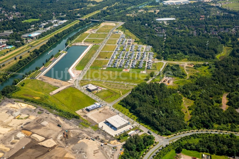 Gelsenkirchen von oben - Yachthafen mit Sportboot- Anlegestellen und Bootsliegeplätzen am Uferbereich des Rhein-Herne-Kanal in Gelsenkirchen im Bundesland Nordrhein-Westfalen