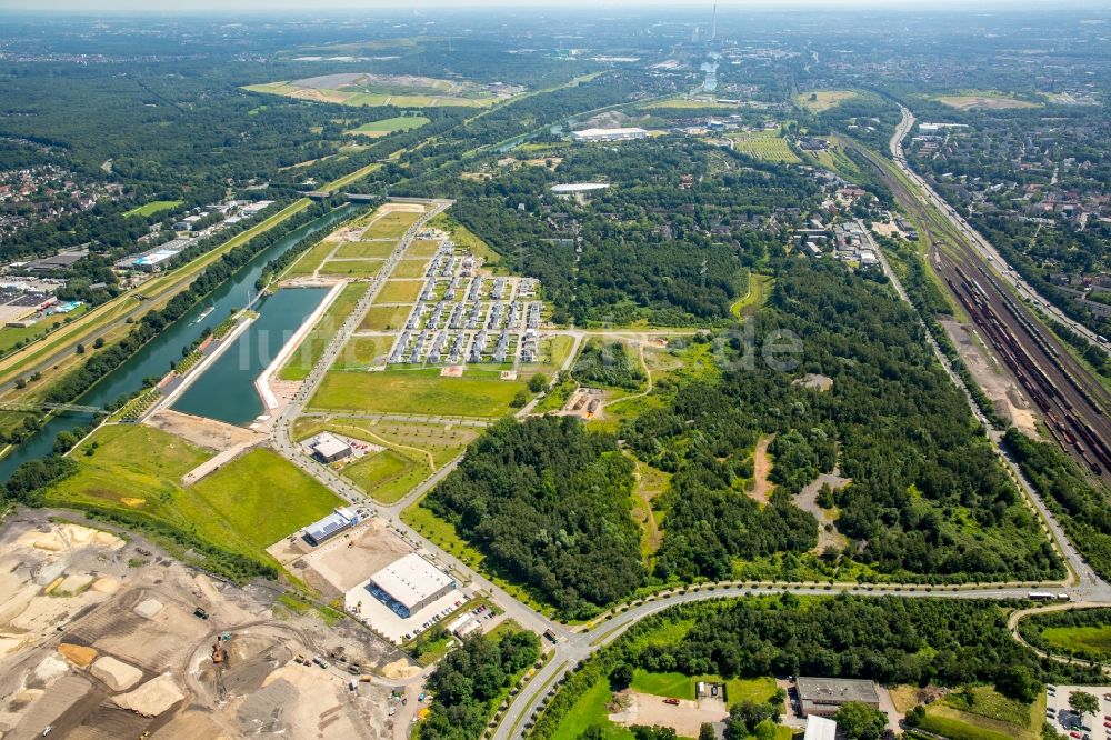 Gelsenkirchen aus der Vogelperspektive: Yachthafen mit Sportboot- Anlegestellen und Bootsliegeplätzen am Uferbereich des Rhein-Herne-Kanal in Gelsenkirchen im Bundesland Nordrhein-Westfalen