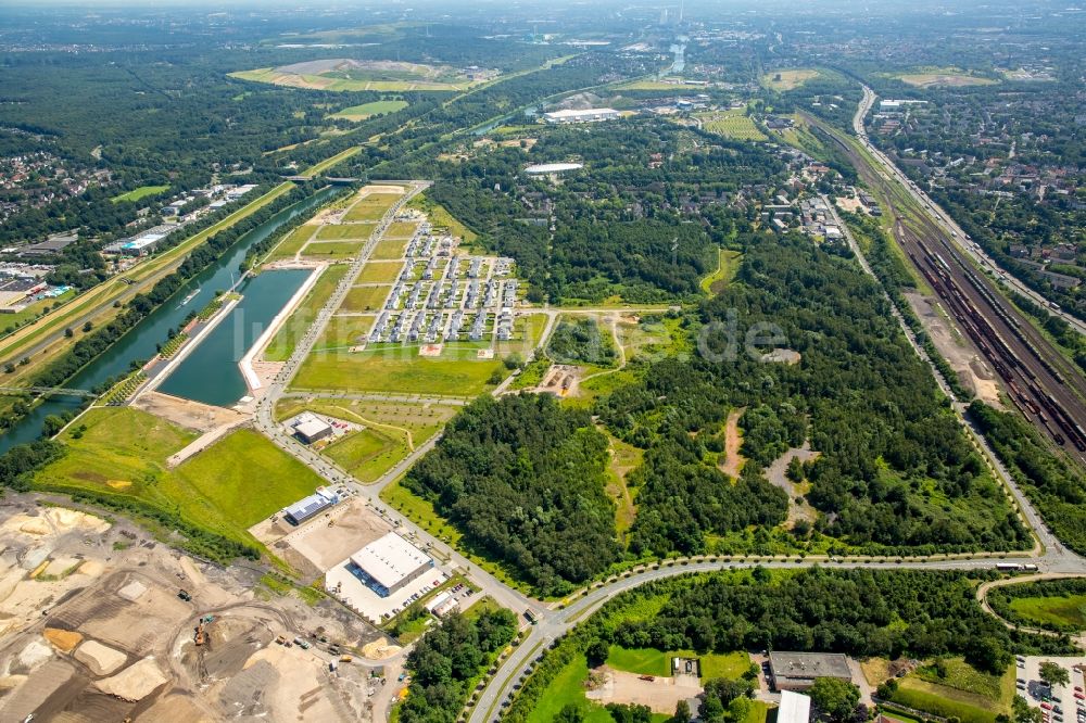 Luftbild Gelsenkirchen - Yachthafen mit Sportboot- Anlegestellen und Bootsliegeplätzen am Uferbereich des Rhein-Herne-Kanal in Gelsenkirchen im Bundesland Nordrhein-Westfalen