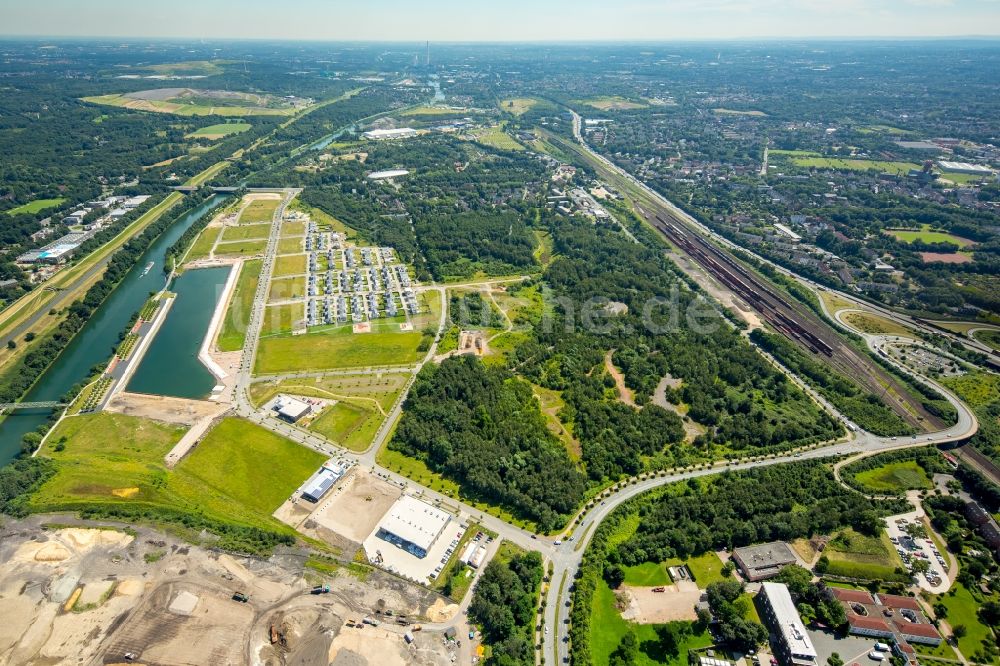 Luftaufnahme Gelsenkirchen - Yachthafen mit Sportboot- Anlegestellen und Bootsliegeplätzen am Uferbereich des Rhein-Herne-Kanal in Gelsenkirchen im Bundesland Nordrhein-Westfalen