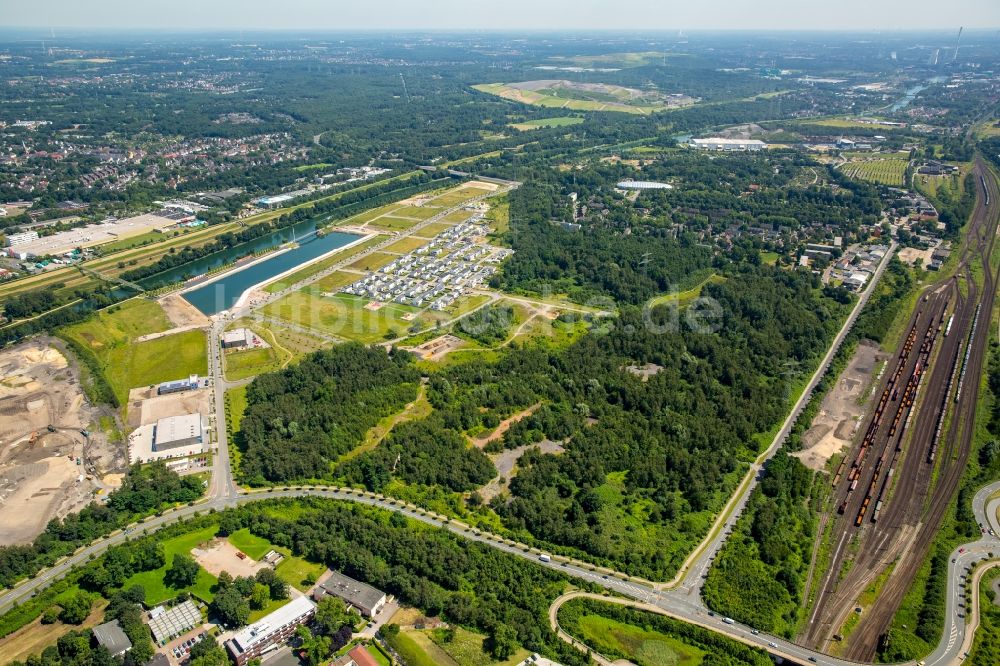 Gelsenkirchen von oben - Yachthafen mit Sportboot- Anlegestellen und Bootsliegeplätzen am Uferbereich des Rhein-Herne-Kanal in Gelsenkirchen im Bundesland Nordrhein-Westfalen