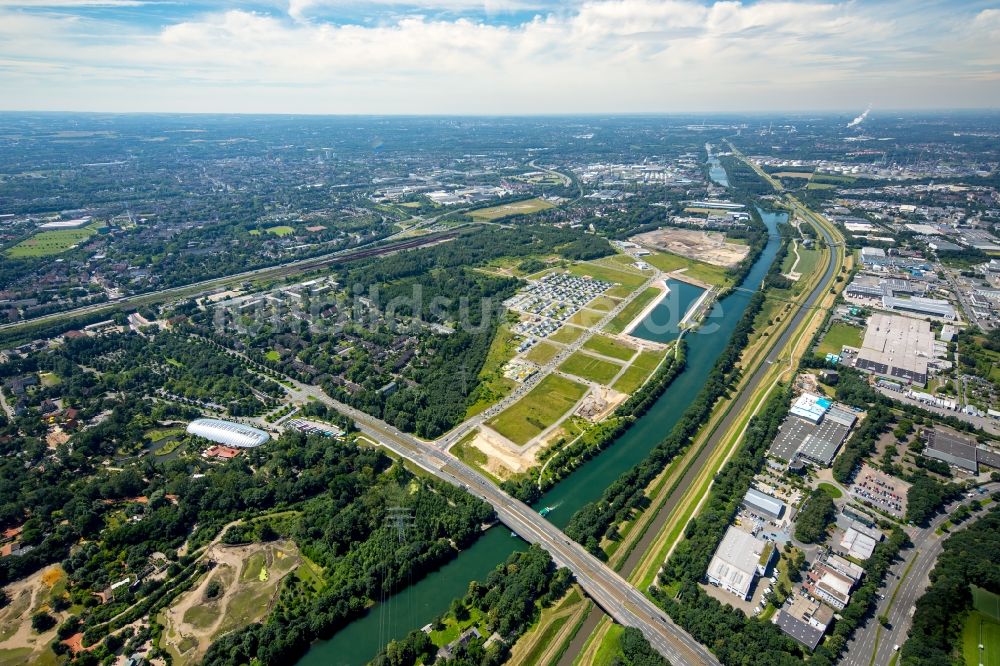 Luftaufnahme Gelsenkirchen - Yachthafen mit Sportboot- Anlegestellen und Bootsliegeplätzen am Uferbereich des Rhein-Herne-Kanal in Gelsenkirchen im Bundesland Nordrhein-Westfalen