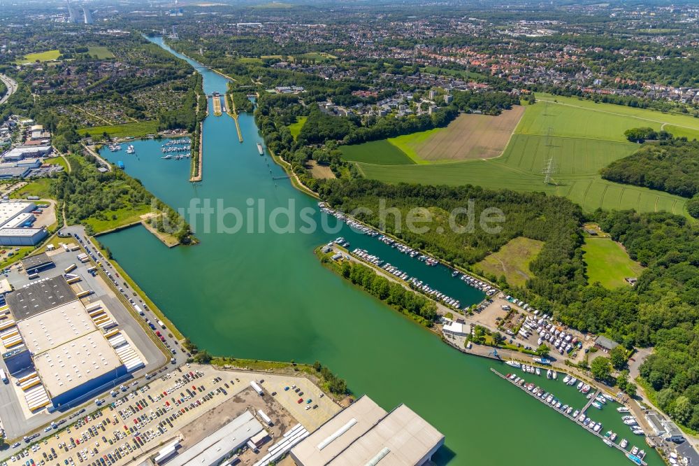 Luftbild Herne - Yachthafen mit Sportboot- Anlegestellen und Bootsliegeplätzen am Uferbereich des Rhein-Herne-Kanal in Herne im Bundesland Nordrhein-Westfalen, Deutschland