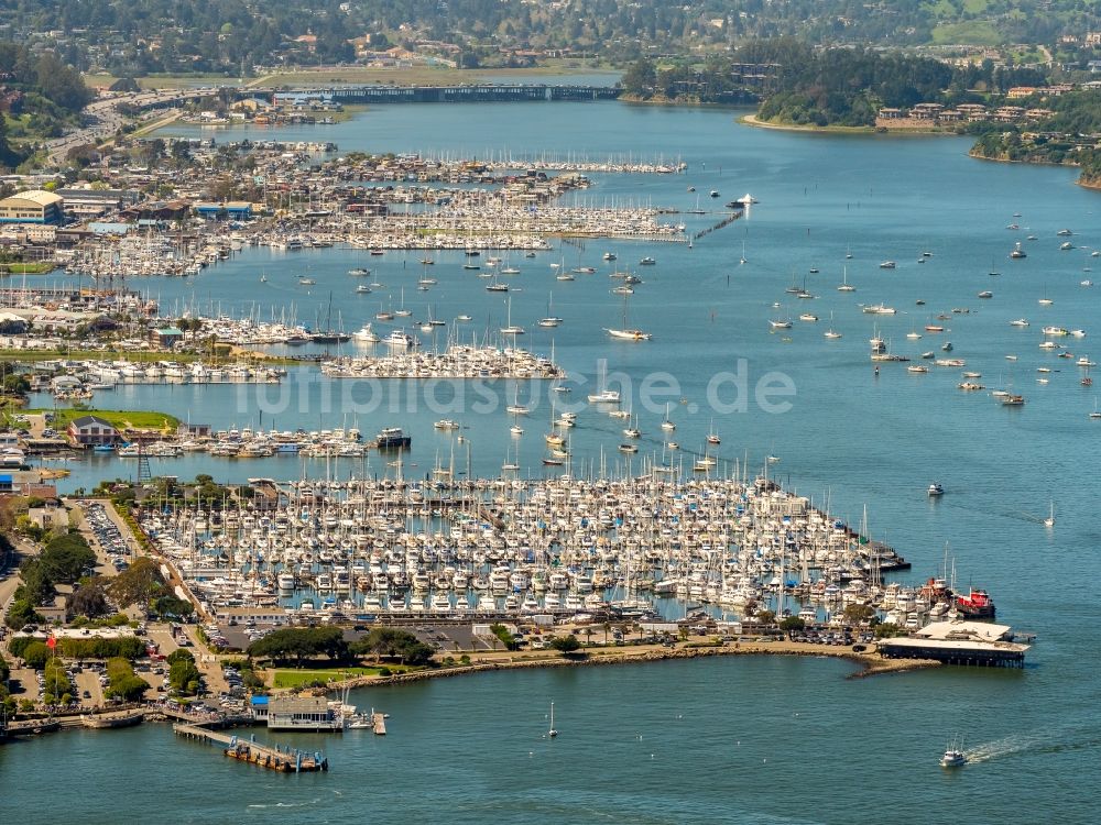 Luftbild Sausalito - Yachthafen mit Sportboot- Anlegestellen und Bootsliegeplätzen am Uferbereich Richardson Bay - Bridgeway in Sausalito in USA