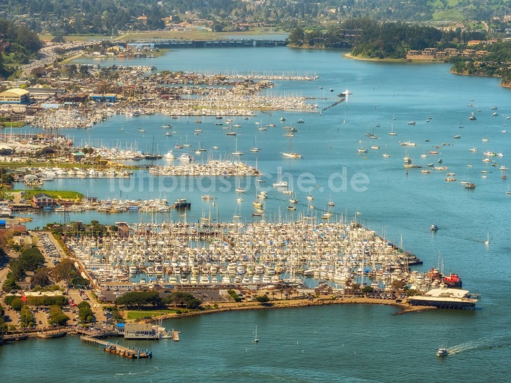 Luftaufnahme Sausalito - Yachthafen mit Sportboot- Anlegestellen und Bootsliegeplätzen am Uferbereich Richardson Bay - Bridgeway in Sausalito in USA