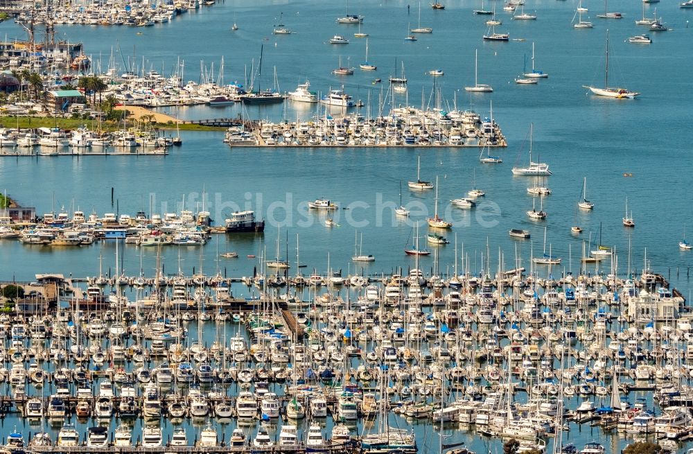 Sausalito von oben - Yachthafen mit Sportboot- Anlegestellen und Bootsliegeplätzen am Uferbereich Richardson Bay - Bridgeway in Sausalito in USA