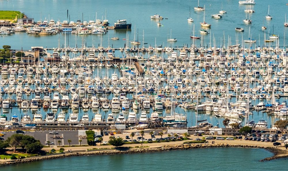 Sausalito aus der Vogelperspektive: Yachthafen mit Sportboot- Anlegestellen und Bootsliegeplätzen am Uferbereich Richardson Bay - Bridgeway in Sausalito in USA