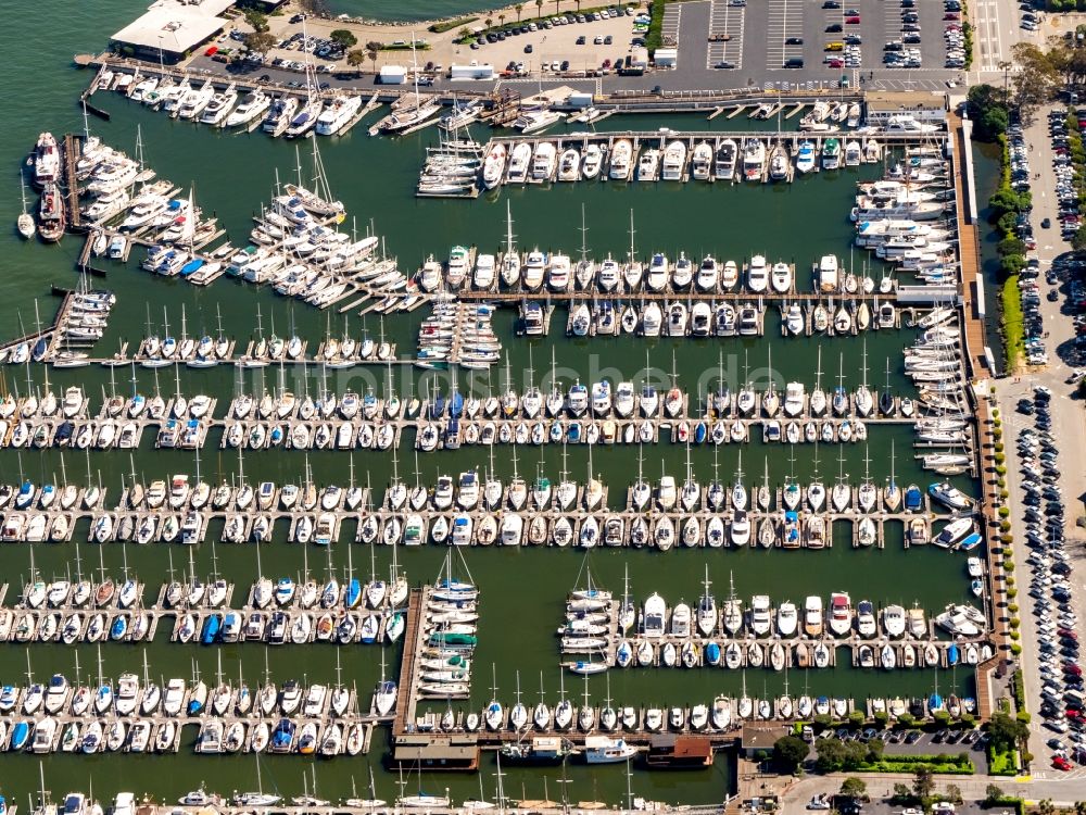 Sausalito aus der Vogelperspektive: Yachthafen mit Sportboot- Anlegestellen und Bootsliegeplätzen am Uferbereich Richardson Bay - Bridgeway in Sausalito in USA