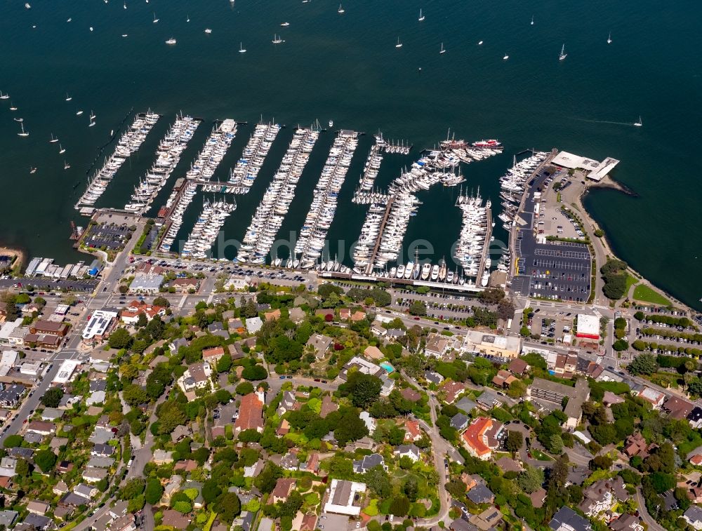 Luftaufnahme Sausalito - Yachthafen mit Sportboot- Anlegestellen und Bootsliegeplätzen am Uferbereich Richardson Bay - Bridgeway in Sausalito in USA